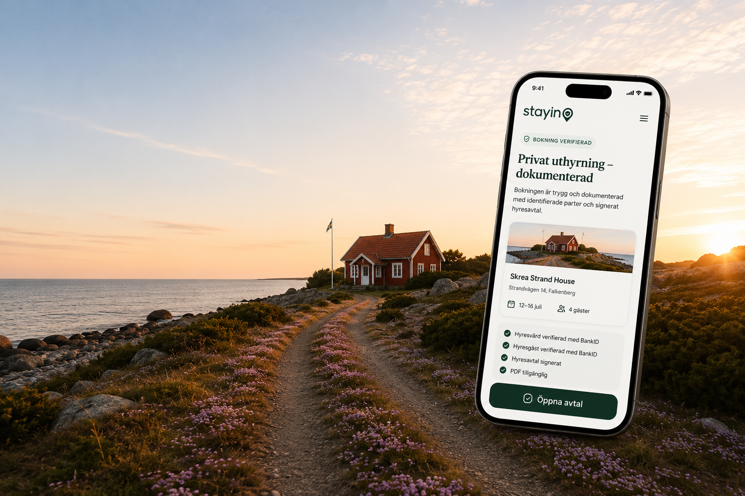 Grusväg kantad av rosa strandtrift som leder fram till en röd sjöbod vid havet i kvällsljus, med en iPhone-mockup som visar Stayin-appen